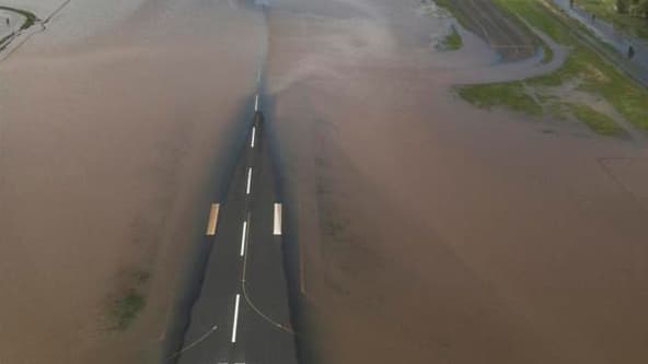 La piste de l'aéroport de Rockhampton, à environ 500 km au nord de Brisbane, submergée par les eaux. Victime d'un "tsunami intérieur", ainsi qu'on été surnommées les inondations qui ont touché l'Australie en janvier, l'île-pays subit des dégâts considérab