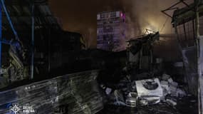 Un bâtiment détruit à Kiev après les attaques aériennes russes du 24 janvier 2026.