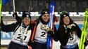 Justine Braisaz-Bouchet, Julia Simon et Lou Jeanmonnot sur le podium du sprint lors des Mondiaux de biathlon, le 9 février 2024. 