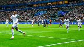 Kylian Mbappé célèbre son premier but avec le Real, pourchassé par ses partenaires Vinicius et Rodrygo, le 14 août 2024, à Varsovie
