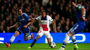Le Parisien Lucas, ici entre les deux défenseurs de Chelsea César Azpilicueta et John Terry.