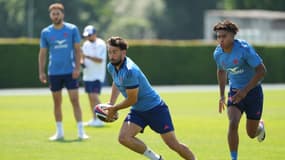 Antoine Hastoy et Theo Attissogbe à l'entraînement avec le XV de France, le 17 juin 2025.