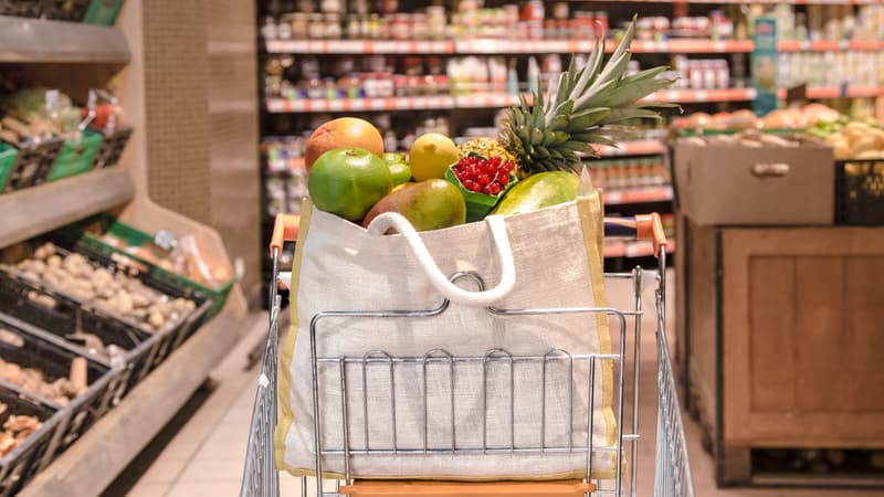 "Manger sain ne devrait pas être un luxe": des assos exigent la vente de 100 aliments à prix coûtant