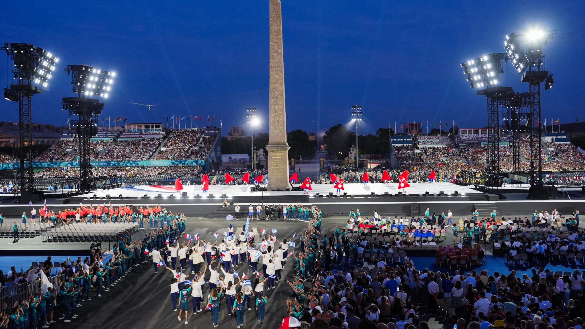 La délégation grecque défile lors de la cérémonie d'ouverture des Jeux paralympiques le 28 août 2028. La délégation grecque défile lors de la cérémonie d'ouverture des Jeux paralympiques le 28 août 2028.