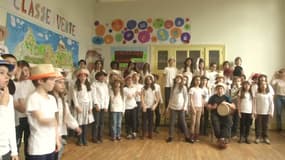 Des enfants d'une école primaire de Grenoble enregistrent une chanson pour financer leur classe verte. 