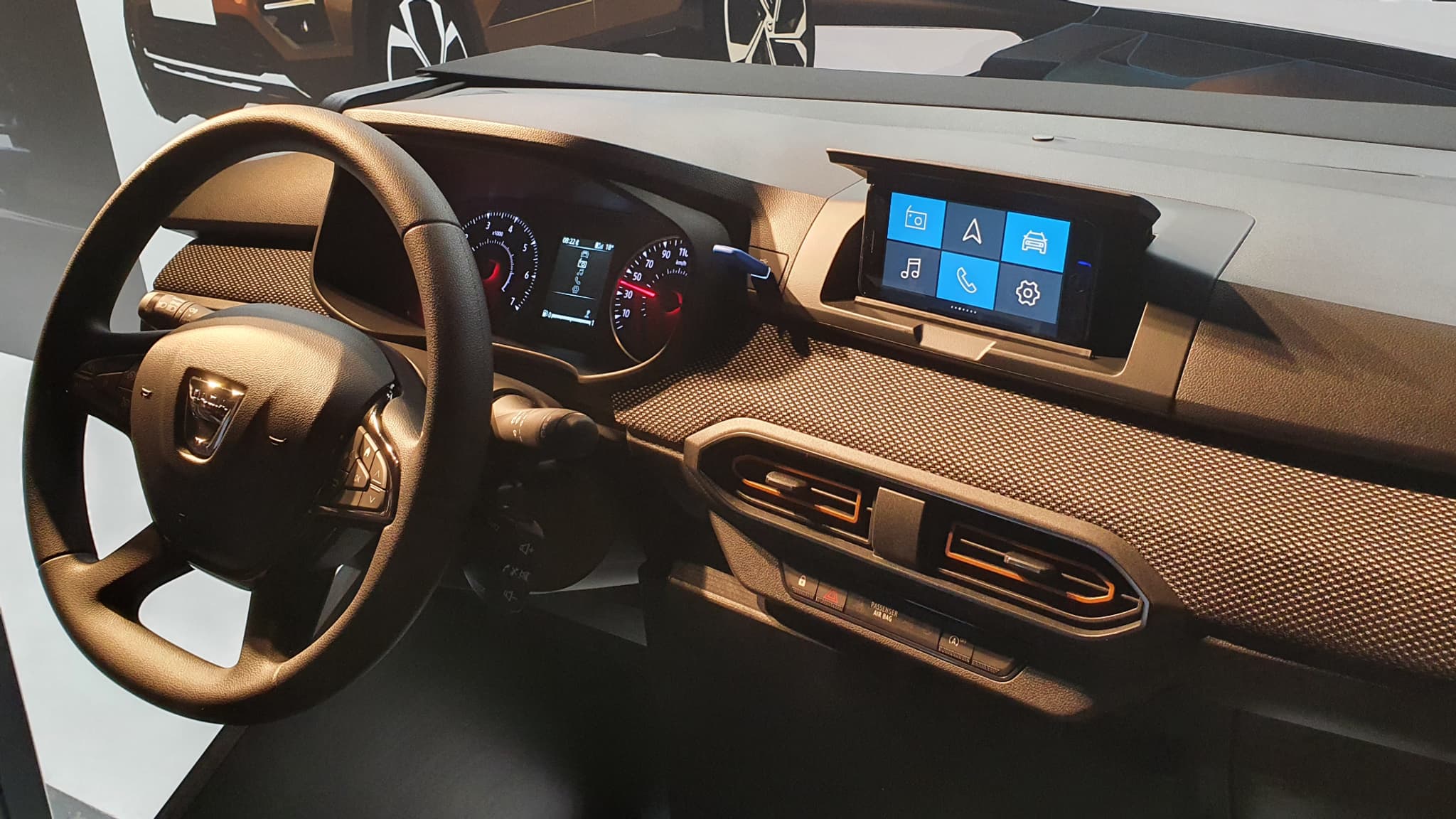 Sur les versions d'entrée de gamme, Dacia propose un simple support pour smartphone mais bien pensé avec son application dédiée et son port USB à proximité. Sur les versions d'entrée de gamme, Dacia propose un simple support pour smartphone mais bien pensé avec son application dédiée et son port USB à proximité.