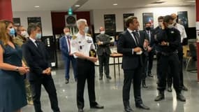 Emmanuel Macron a rendu une visite surprise à des policiers, le 28 juillet 2020.