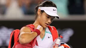 La Britannique Emma Raducanu quitte le court, après sa défaite face à la Monténégrine Danka Kovinic, au 2e tour de l'Open d'Australie, le 20 janvier 2022 à Melbourne
