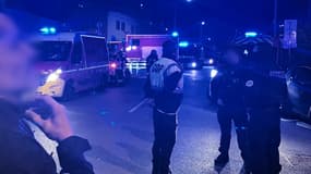Un individu jette une bouteille contenant du phosphore dans un gymnase de Nice, le 5 février 2025.
