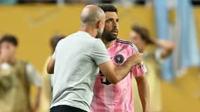 Jordi Alba échange avec Javier Mascherano alors du match Inter Miami-Palmeiras (2-2, Coupe du monde des clubs), le 23 juin 2025