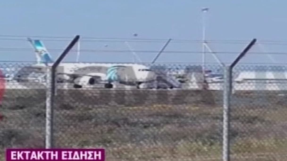 Aucun avion n'est plus autorisé à atterrir à Larnaca. L'aéroport est bouclé. Aucun avion n'est plus autorisé à atterrir à Larnaca. L'aéroport est bouclé.
