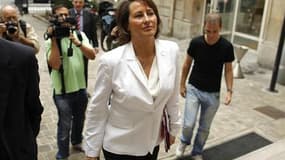 Ségolène Royal, candidate aux primaires socialistes pour la présidentielle, estime que la société devrait davantage s'inspirer des valeurs de l'armée et rappelle qu'elle avait proposé dès 2007 l'encadrement des jeunes délinquants par des militaires - idée