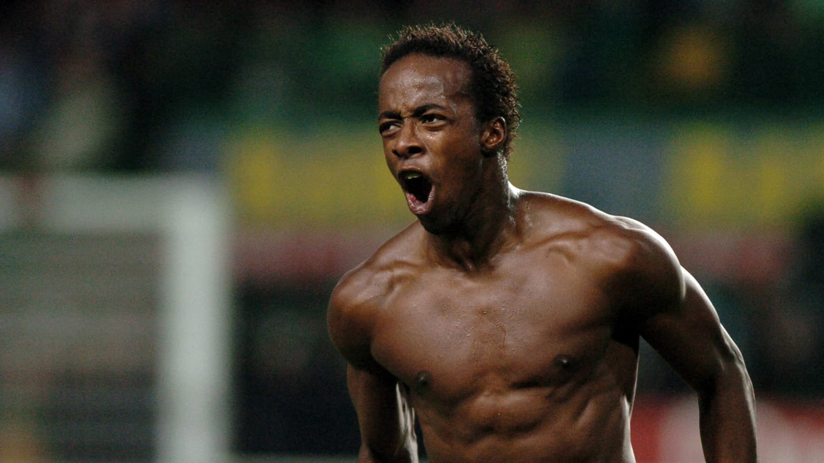 Sidney Govou célèbre son but à Saint-Etienne en 2004 Sidney Govou célèbre son but à Saint-Etienne en 2004