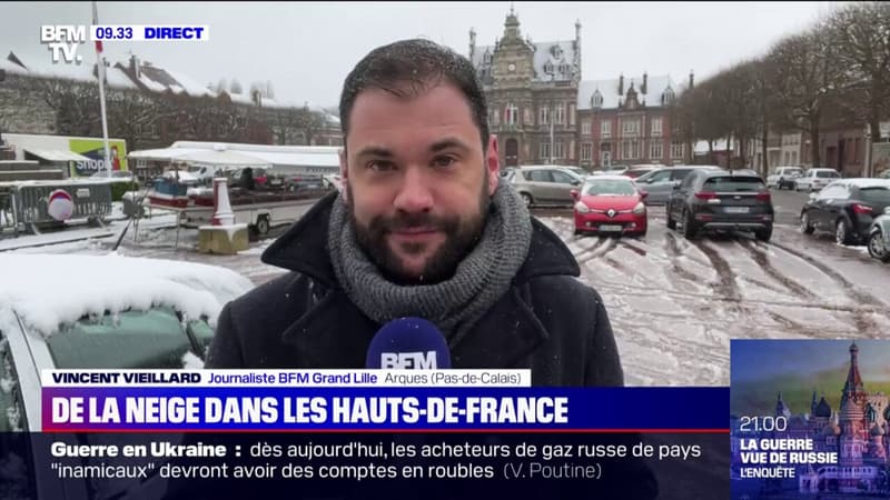 Pas-de-Calais: le centre-ville d'Arques recouvert d'un manteau blanc