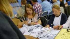 Des gens comptabilisent les bulletins de vote, à Glasgow, en Ecosse, après le référendum sur l'UE, le 23 juin 2016.