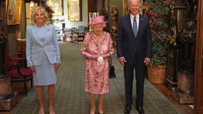 La reine Elizabeth, entourée de Joe et Jill Biden, le 13 juin 2021, au château de Windsor