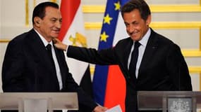 Moins de six mois après l'avoir reçu à l'Elysée, Nicolas Sarkozy s'est résolu à lâcher le président égyptien Hosni Moubarak, aujourd'hui cible d'une contestation massive dans son pays. Cette crise, comme avant elle celle de la Tunisie, oblige la France à