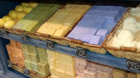 Au miel, au muguet ou à la lavande, ces cubes de savon ne sont pas de vrais "savons de Marseille" pour l'Union des professionnels du savon de Marseille.