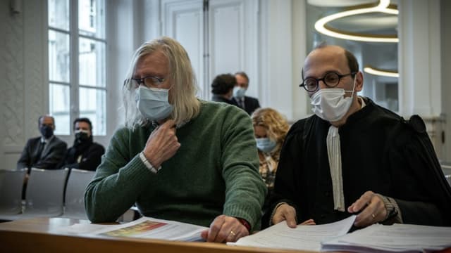 Le professeur Didier Raoult et son avocat Fabrice Di Vizio lors d'une audience devant la chambre disciplinaire de l'Ordre des médecins de Nouvelle-Aquitaine, le 5 novembre 2021 à Bordeaux