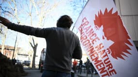 Un militant de France Nature Environnement (FNE) lors d'une manifestation à Toulouse, le 17 février 2023 (photo d'illustration).