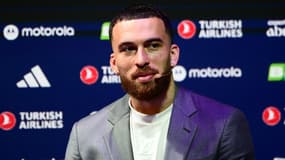 Mike James en conférence de presse, à Abou Dabi le 22 mai 2025
