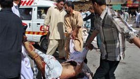 Des Pakistanais portant assistance à un blessé après un attentat suicide à Quetta. Au moins 43 personnes ont été tuées et une centaine d'autres blessées vendredi dans cette attaque commise lors d'une manifestation de solidarité avec le peuple palestinien.