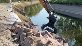Un chantier de réfection du bief 34 sur le canal de la Marne au Rhin, le 14 avril 2015 entre Monswiller et Steinbourg dans le Bas-Rhin