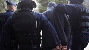 Sept jeunes ont été interpellés mardi à Grenoble dans l'enquête sur des violences commises en juillet dans le quartier de La Villeneuve mais six ont été remis en liberté en fin de journée, a-t-on appris de source judiciaire. La garde à vue du septième a é