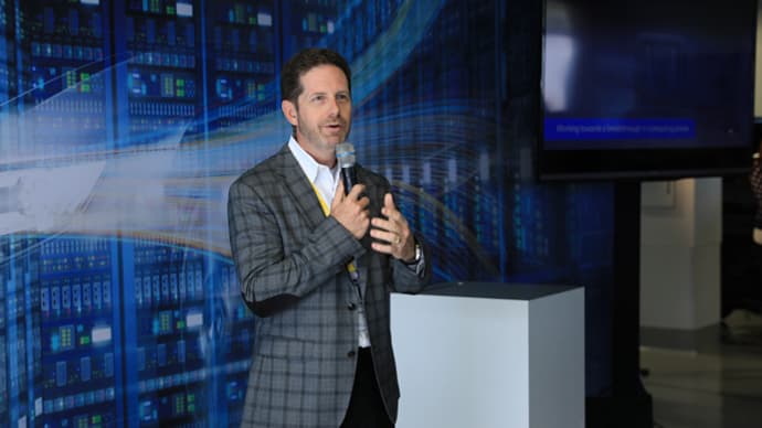 Lors de la présentation de la BMW "Intel Inside", Doug Davis, vice-président et directeur général de l'Automated Driving Group (ADG) d'Intel Corporation, a dévoilé avoir décalé son départ à la retraite pour vivre ce moment. Lors de la présentation de la BMW "Intel Inside", Doug Davis, vice-président et directeur général de l'Automated Driving Group (ADG) d'Intel Corporation, a dévoilé avoir décalé son départ à la retraite pour vivre ce moment.