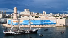 Le tifo des South Winners, déployé à l'arrivée de la flamme olympique et du Belem à Marseille, le 8 mai 2024.