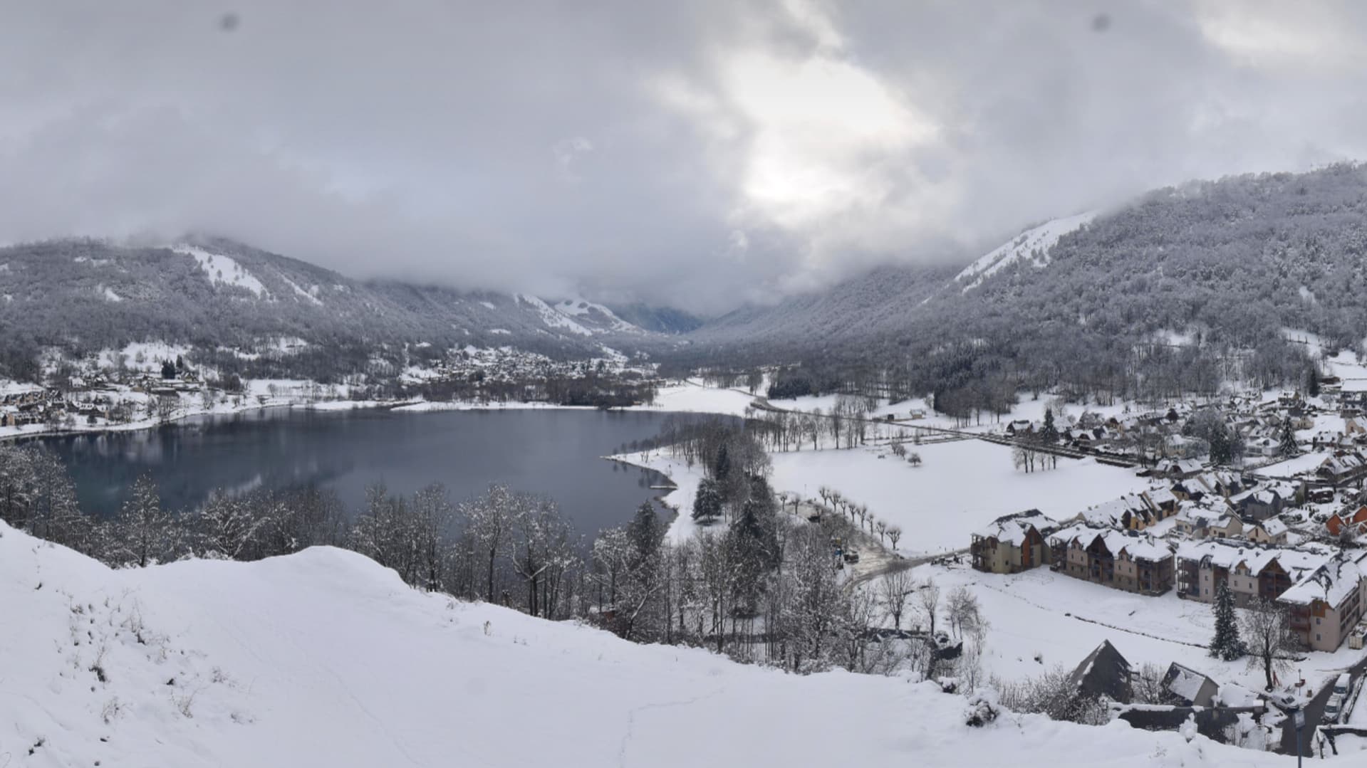 La bas de la station de Peyragudes, au lac de Loudenvielle, à 900 mètres d'altitude, le 10 décembre 2024.
La bas de la station de Peyragudes, au lac de Loudenvielle, à 900 mètres d'altitude, le 10 décembre 2024.