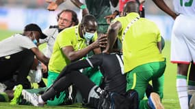 Le gardien burkinabé Hervé Koffi recevant des soins face au Sénégal, à Yaoundé le 2 février 2022