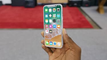 Concept d'iPhone 8 réalisé à partir des rumeurs par le Youtubeur Marques Brownlee.