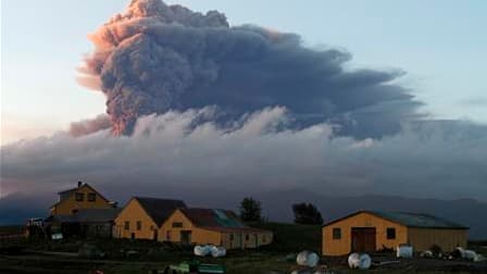 Panache de cendres au-dessus du volcan Eyjafjöll en Islande, dimanche. Le nuage de cendres volcaniques venu d'Islande a entraîné lundi la fermetures des principaux aéroports de Grande-Bretagne et des Pays-Bas et il menace de perturber à nouveau largement
