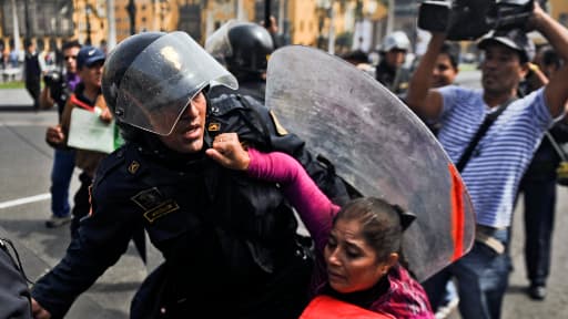 Violente confrontation jeudi 30 mai entre manifestants et policiers devant le palais présidentiel, en marge d'une mobilisation de fonctionnaires d'Etat protestant contre un projet de loi visant à limiter le droit des travailleurs.