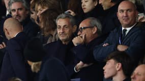 Nicolas Sarkozy et Luis Campos dans les tribunes du Parc des Princes, le 27 septembre 2025