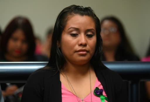 La Salvadorienne Evelyn Hernandez, jugée pour homicide après avoir perdu son bébé, attend le verdict du tribunal, le 19 août 2019 à San Salvador La Salvadorienne Evelyn Hernandez, jugée pour homicide après avoir perdu son bébé, attend le verdict du tribunal, le 19 août 2019 à San Salvador