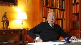 Valéry Giscard d'Estaing votera pour Nicolas Sarkozy au second tour de la présidentielle le 6 mai prochain. L'ancien président de la République juge le président-candidat le "plus crédible pour redresser le pays". /Photo d'archives/REUTERS/Benoît Tessier