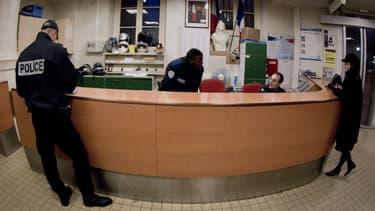 Des policiers accueillent une femme dans un commissariat parisien, le 6 février 2012 (photo d'illustration).