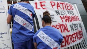 Des personnels soignants en grève devant l'hôpital de la Pitie-Salpetriere, à Paris.