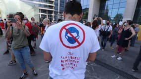 Un manifestant contre les mesures anti-virus à Bruxelles ce dimanche
