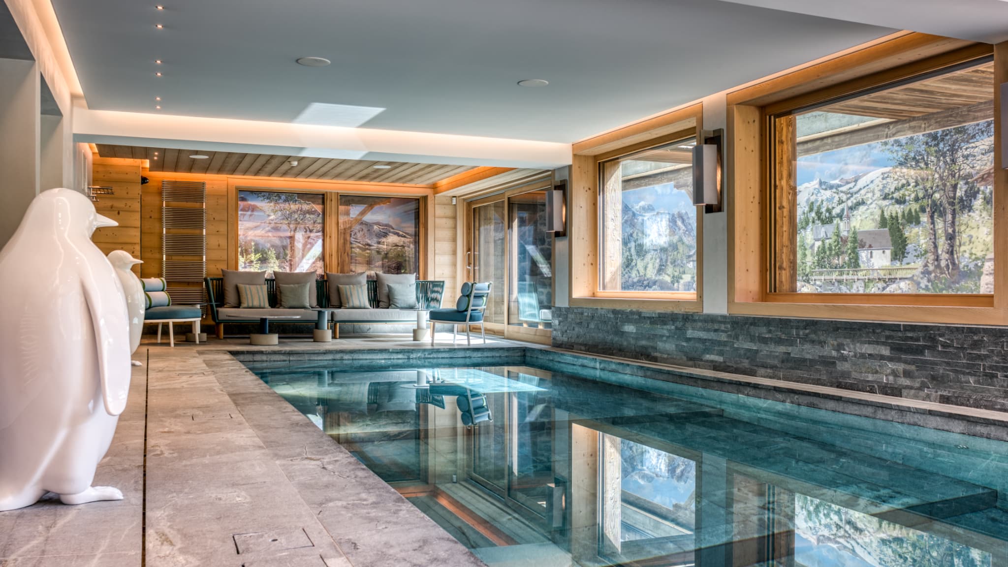 Vue de la piscine du chalet principal. Vue de la piscine du chalet principal.