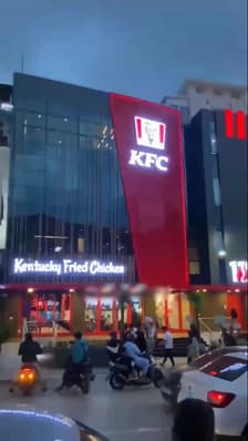 Le premier KFC d'Algérie décroche son logo peu de temps après son ouverture