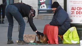 Un sans-abri et son animal le 29 décembre 2014, à Lyon. 