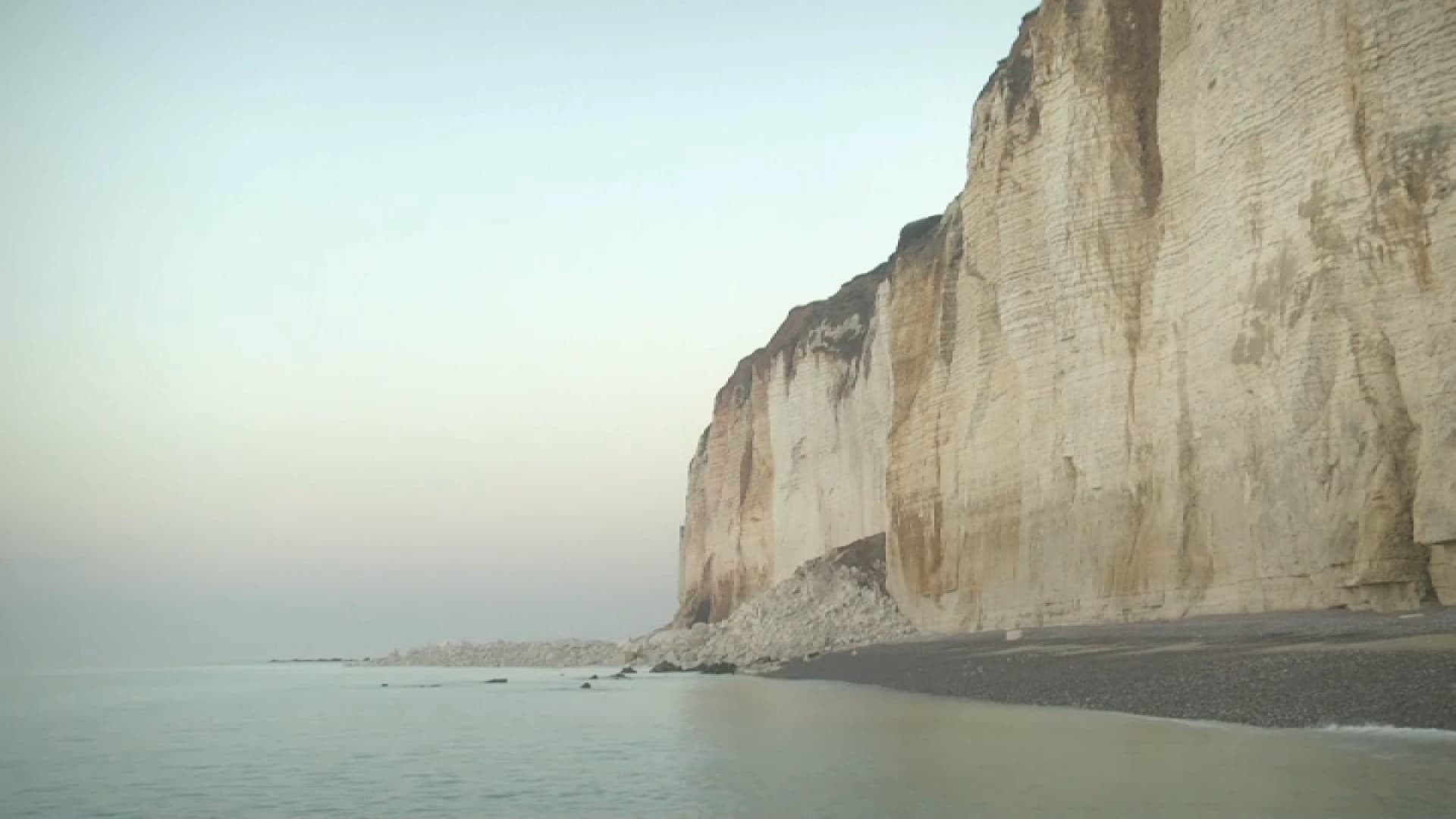 Des éboulements au pied des falaises d'Étretat, en Seine-Maritime (Normandie).