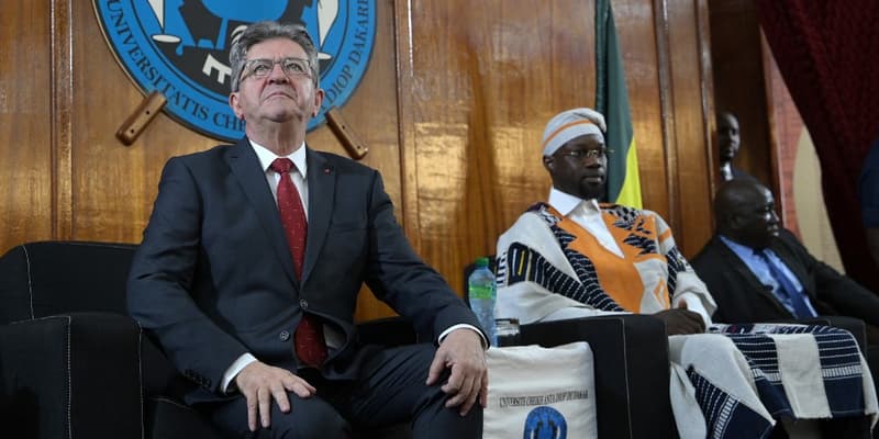 Jean-Luc Mélenchon (La France insoumise) et le Premier ministre sénégalais Ousmane Sonko à Dakar, au Sénégal, le 16 mai 2024