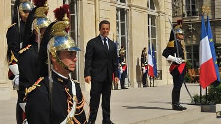 Nicolas Sarkozy sur le perron de l'Elysée. En proposant mardi avec Angela Merkel que les pays de l'euro adoptent des engagements de bonne gestion de leurs finances publiques du type "règle d'or", le président a mis la pression sur ses adversaires socialis