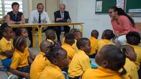 Annick Girardin, Jean-Michel Blanquer et Édouard Philippe assistent à un séance de classe à l'école primaire Clair Saint Maximin à Grand Case sur l'île de Saint-Martin en Outre-mer, le 6 novembre 2017. 