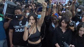 La chanteuse Camélia Jordana à la manifestation contre les violences policières et à la mémoire d'Adama Traoré, le 2 juin à Paris.