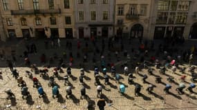 Cent-neuf landaus vides lors d'une action de deuil le 18 mars 2022, à Lviv